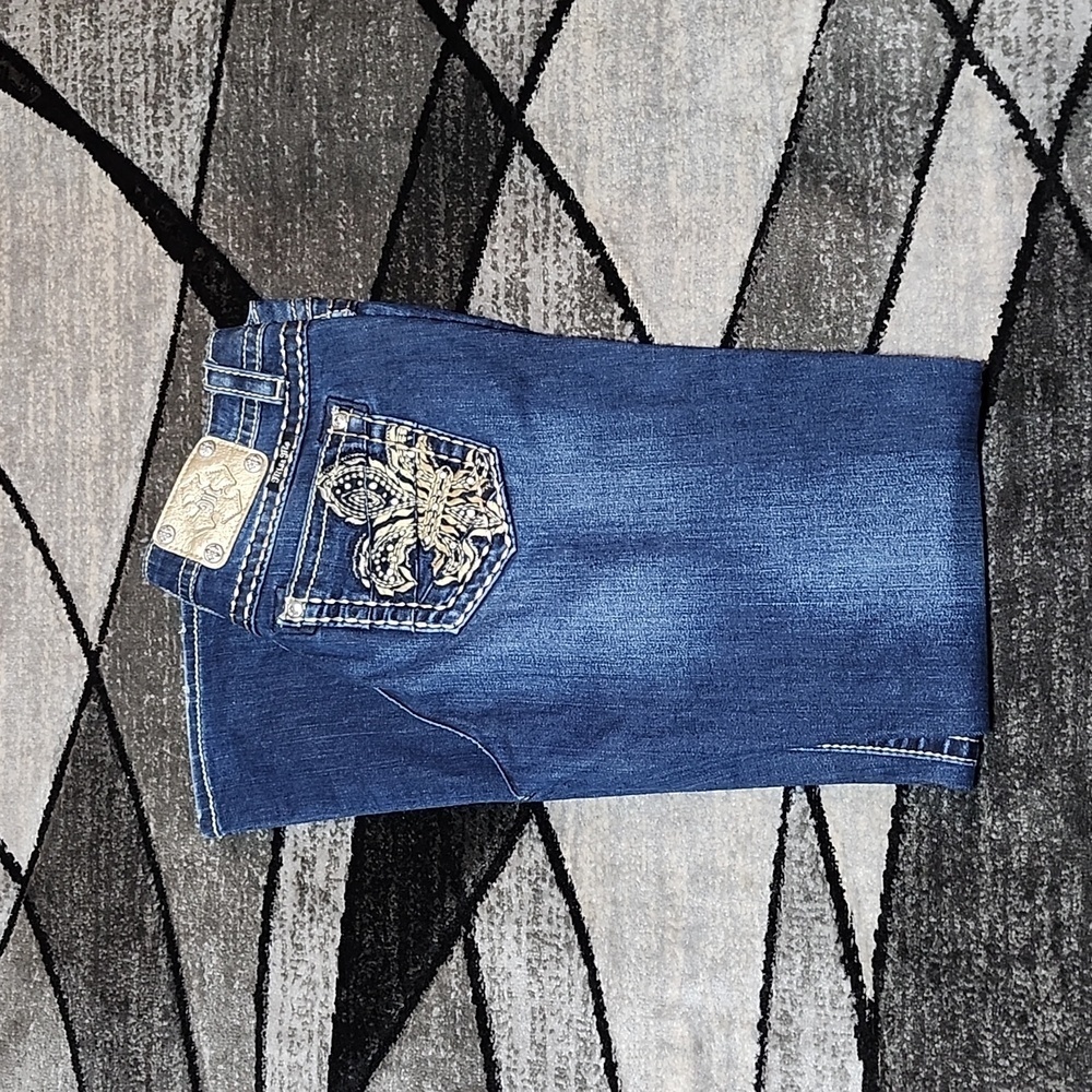 MISS ME EMBROIDERED RHINESTONES FLEUR-DE-LIS EASY-FIT STRAIGHT-LEG DENIM JEAN